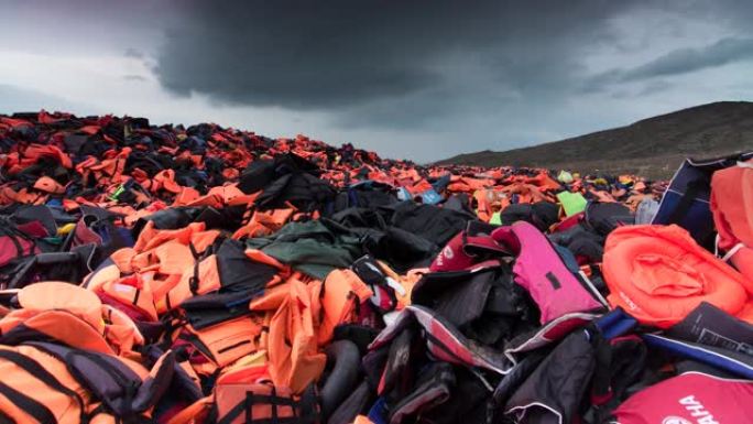 希腊莱斯博斯岛的山坡上堆积了成千上万的难民救生衣