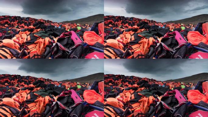 希腊莱斯博斯岛的山坡上堆积了成千上万的难民救生衣