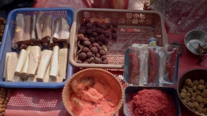 印度市场上出售的鲁拉克什、藏红花和檀香木等