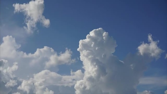 移动云层和变化的形状。