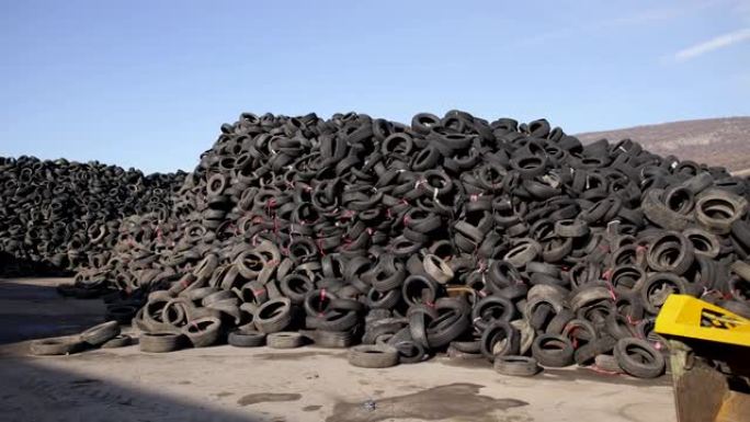堆旧的和损坏的轮胎，在垃圾填埋场准备回收