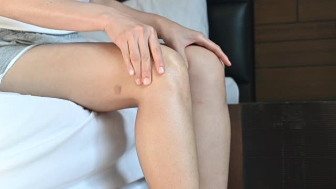 女人按摩膝盖导致膝盖疼痛。