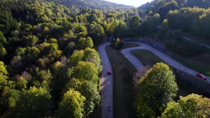 在法国阿尔卑斯山行驶在掉头道路上的汽车的空中拍摄。