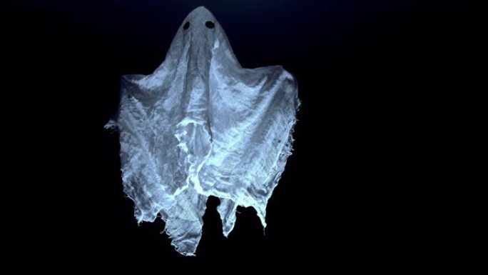 天花板下夜间漂浮的织物制成的白色幽灵特写