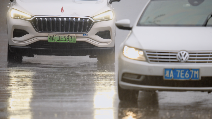 4K暴雨恶劣天气道路上行驶的汽车升格空镜