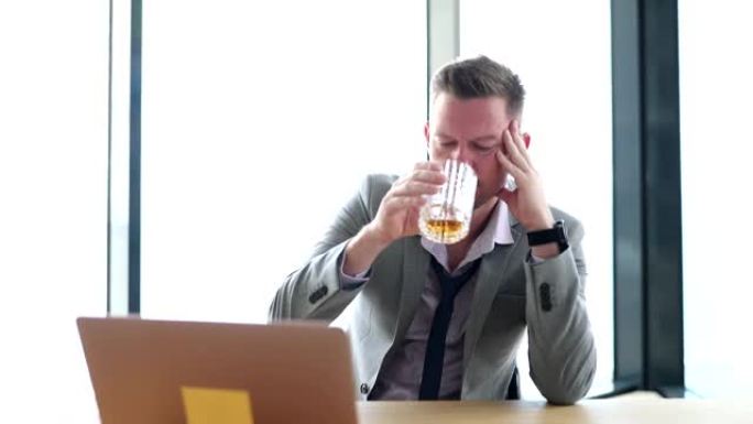 醉酒心烦意乱的男人老板在办公室喝酒