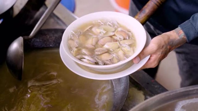 特写马来西亚华人街头美食烹饪海鲜蛤蜊面汤