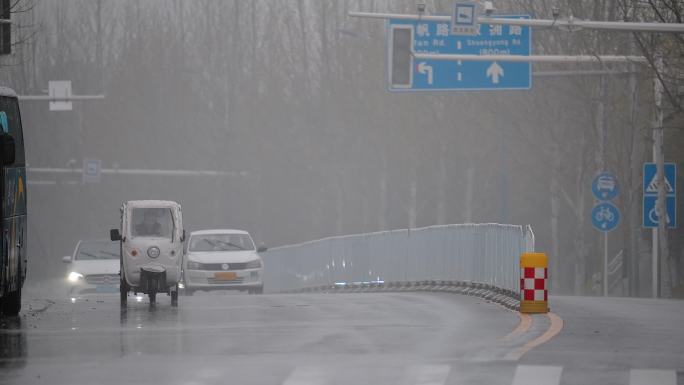 4K暴雨恶劣天气道路上行驶的汽车升格空镜