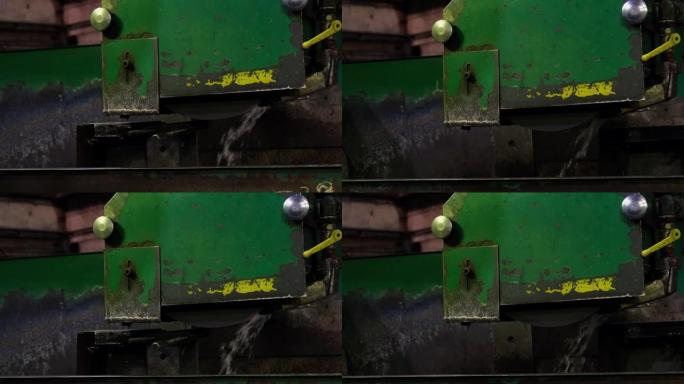 高加索年轻强壮的铁匠在炉子里用明火工作。铁匠锻造热铁车间。钢水铸造后的红色热钢金属坯。连铸机。铁匠和