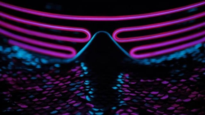 未来的霓虹灯眼镜躺在迪斯科舞厅的亮片上