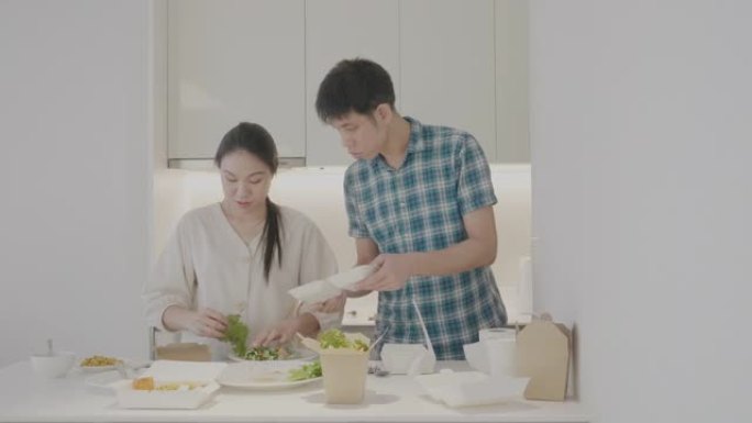 女人正在家里准备素食晚餐，