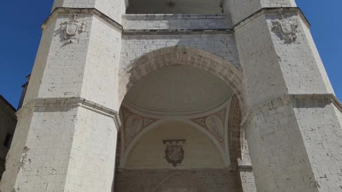 西班牙巴利亚多利德一座白色城堡的4k低角度镜头
