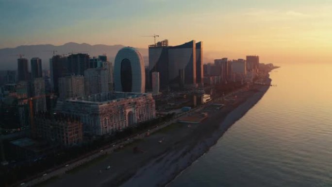 佐治亚州阿扎尔巴统的鸟瞰图。黑海日落时海岸线上的现代摩天大楼和酒店