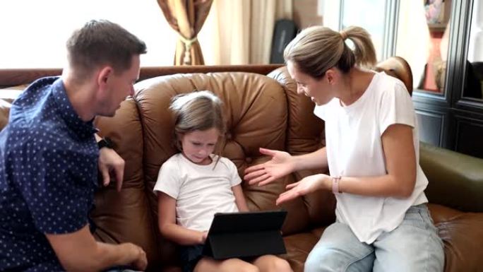 爸爸妈妈用平板电脑骂孩子女孩沉浸在网络游戏中