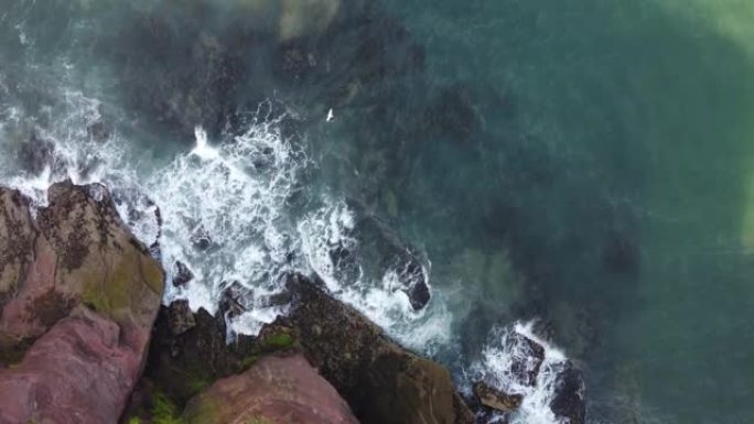 英格兰德文郡佩恩顿的仙女湾: 悬崖和大海的无人机鸟瞰图