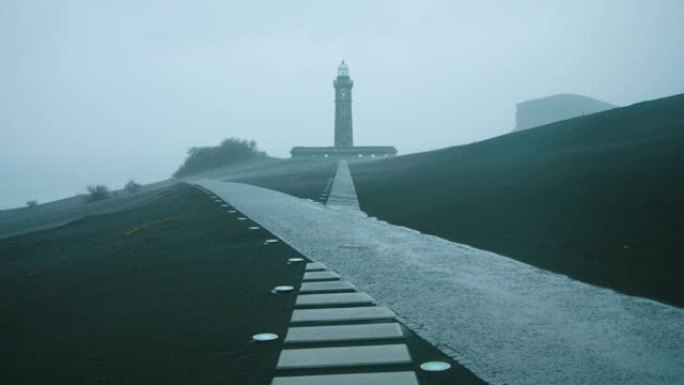 暴风雨期间Faial岛上Ponta dos Capelinhos灯塔的惊人极宽镜头