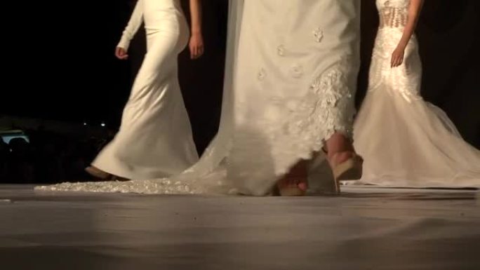 在领奖台上滑动的婚纱列车在模特01的波浪状步态中露出高跟鞋