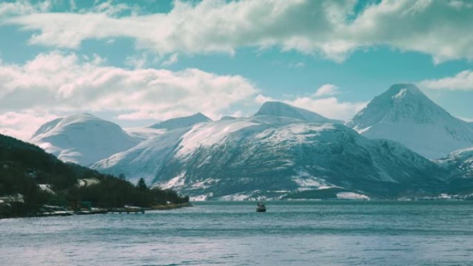 林根峡湾 (Lyngen fjord) 上的一艘船的惊人镜头，后面是山。挪威