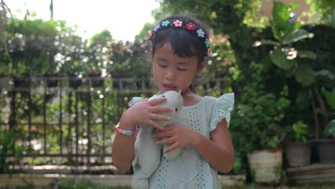 可爱的泰国女孩子，带花头带玩毛绒玩具