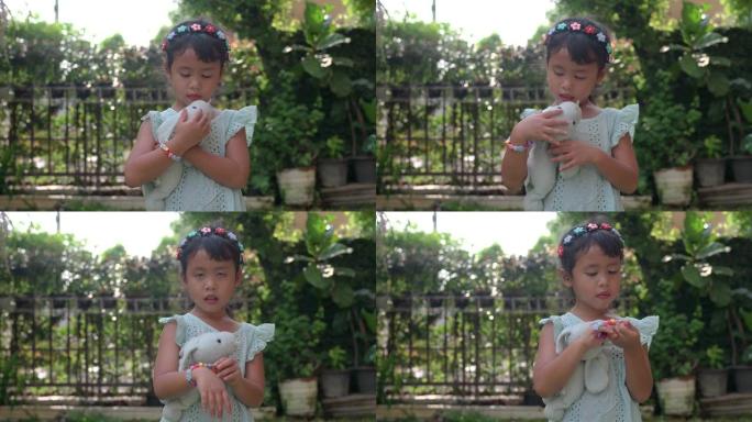 可爱的泰国女孩子，带花头带玩毛绒玩具