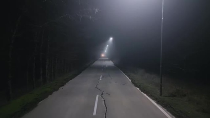 夜雾中的乡村林道之旅