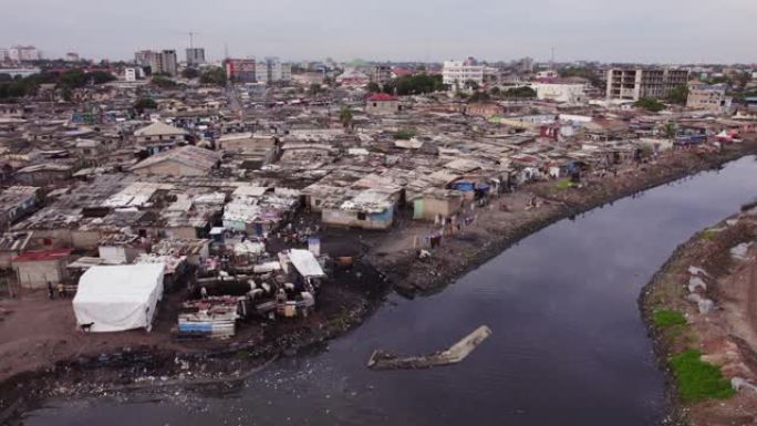 加纳阿克拉受污染水体造成的贫民窟沉降上升
