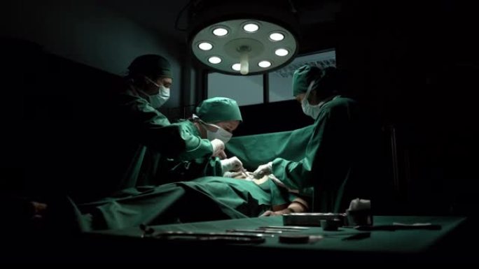 在手术室进行手术的医疗队。