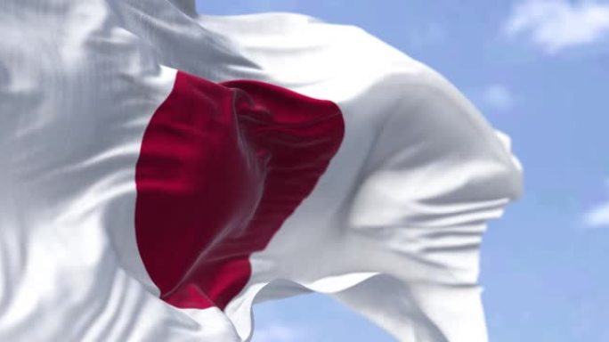 在晴朗的日子里，日本国旗在风中飘扬