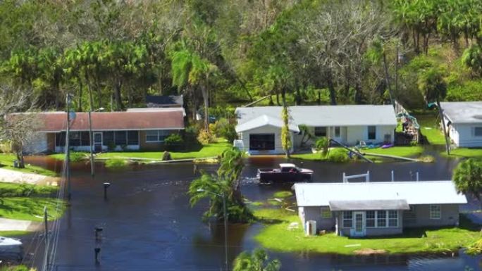 佛罗里达州居民区的飓风伊恩降雨淹没了房屋。自然灾害的后果