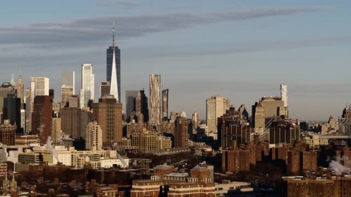 曼哈顿中城自由塔在布鲁克林住宅区的远程视图，带有项目房屋建筑。具有电影平移和宽轨道摄像机运动的无人机