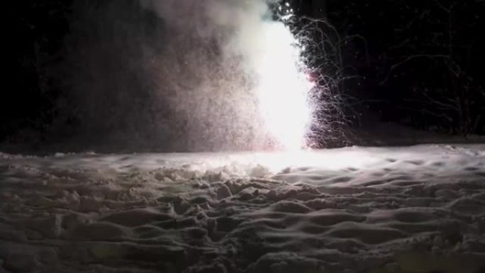 地面喷泉是雪中设置的烟花。五颜六色的烟花喷泉流入黑夜。