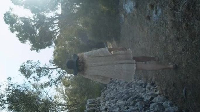 360 ° 拍摄一个女人走路的自由流动的衣服和帽子