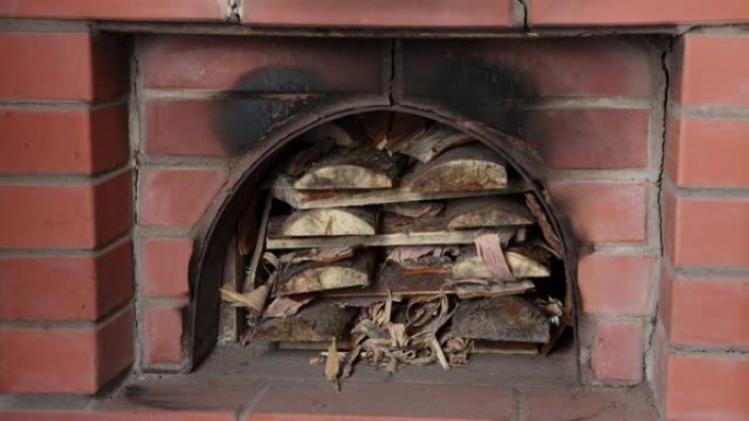 在柴火炉中燃烧柴火，房主在寒冷季节加热房间。