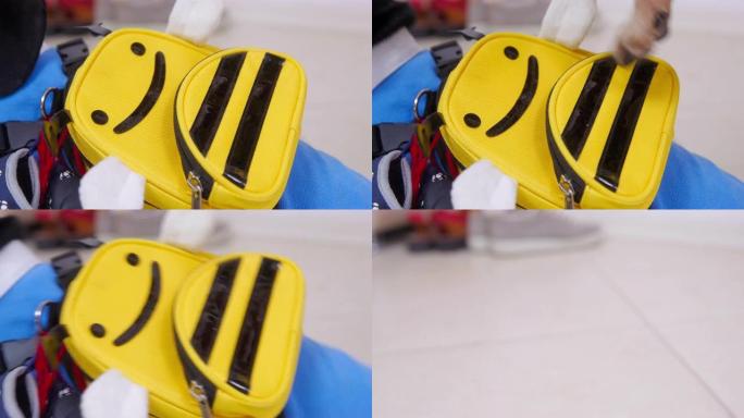 狗爪子在黄色公文包上敲击的特写镜头。