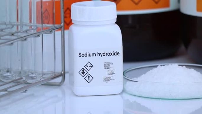 瓶中的氢氧化钠，实验室和工业中的化学物质