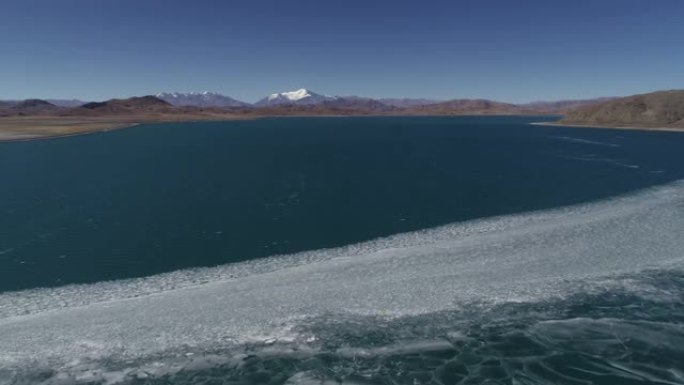 中国西藏著名的羊卓雍湖的壮丽景色