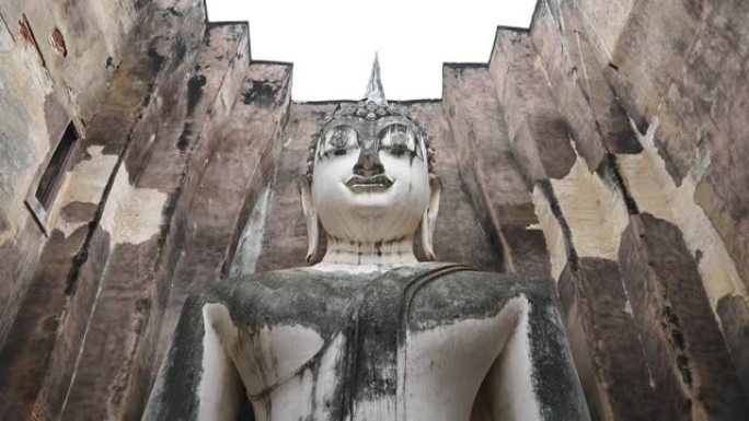 位于围城外素可泰历史公园北区的Wat Si Chum寺的屋顶建筑内的标志性巨大佛像。