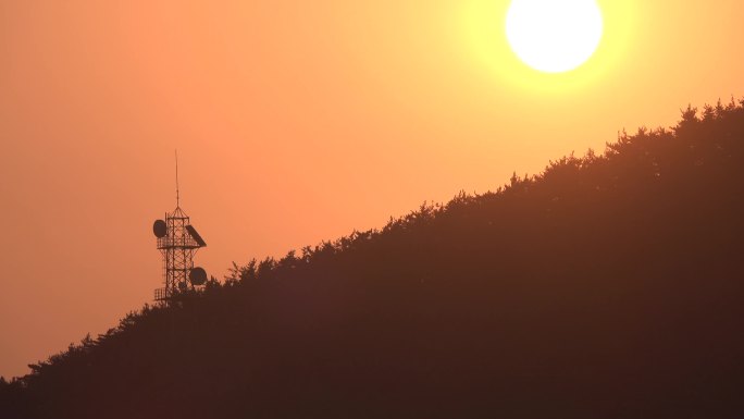信发射号塔山峰日出，太阳升起