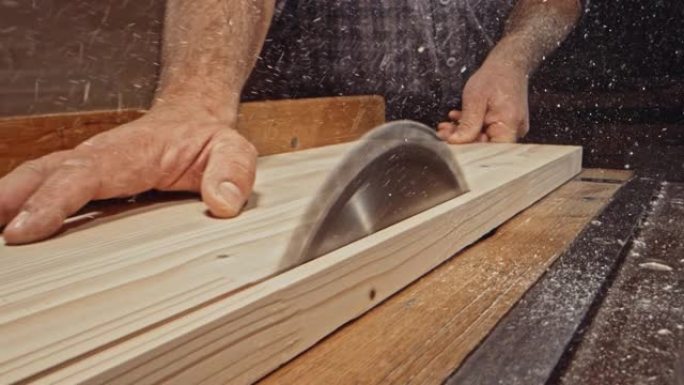 SLO MO DS男木匠在桌锯上切割木板