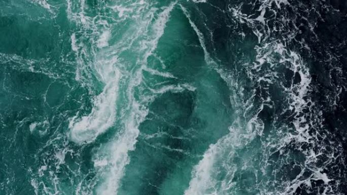 峡湾中抽象水流，急流和漩涡的镜头。挪威盐渍