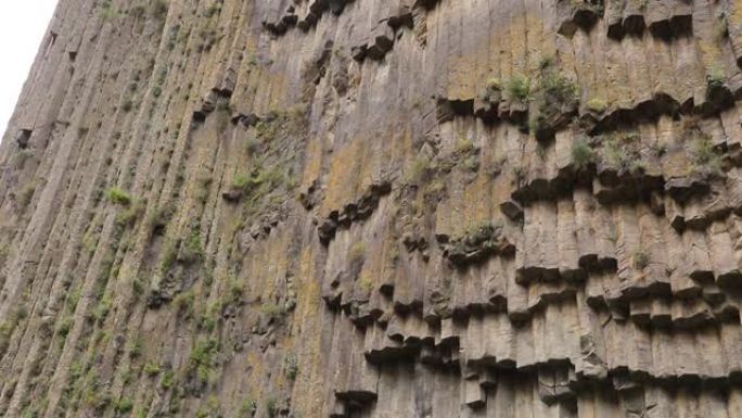 被称为石头交响曲的巨大石柱，亚美尼亚加尼峡谷