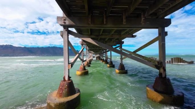 海浪中的一座桥的柱子。南非开普敦