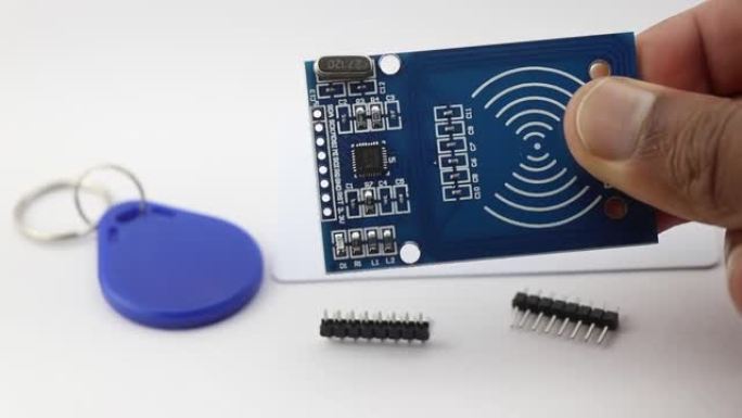 射频识别或RFID模块手持，其标签和连接器引脚用于建设有趣的电子项目