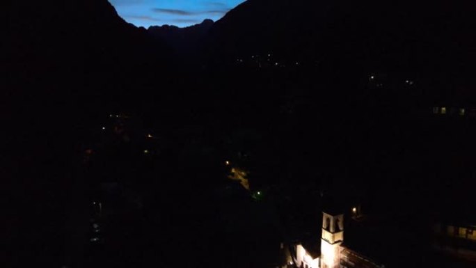 夜间山里一个意大利小村庄的鸟瞰图