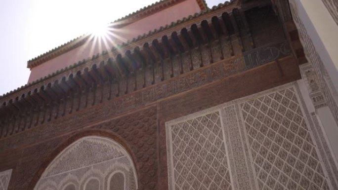 摩洛哥马拉喀什Madrasa Ben Youssef大楼后面明亮的阳光的低角度拍摄