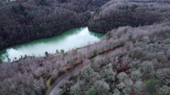 法国上维埃纳省冬季森林中充满水的矿井洞