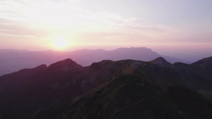 空中无人机拍摄日落时的山脊线