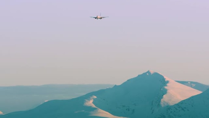 一架客机飞越山脉的绝对令人惊叹的电影镜头