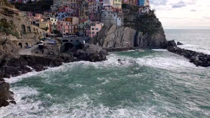 Cinque Terra，La spezia，意大利马纳罗拉海边悬崖村在冬季日落美丽的度假渔夫村慢动