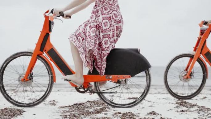 女性在海滩骑自行车
